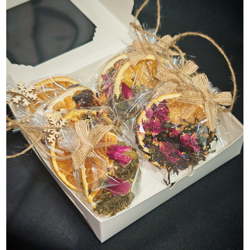 8 x Tea-infused orange slices to hang on the Christmas tree 8 x Tea-infused orange slices to hang on the Christmas tree