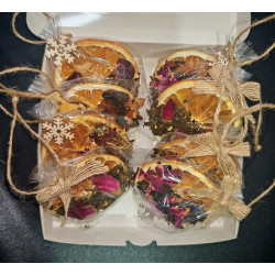 8 x Tea-infused orange slices to hang on the Christmas tree